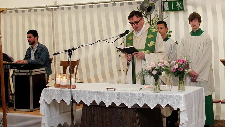 Ein Gottesdienst gehört zum Dorffest dazu. Auf unserem Bild von 2015 predigt Urlaubsvertretung Pfarrer Jaroslaw, für die musikalische Untermalung sorgt Organist Davide Pusterla. Foto: Johanna Blum