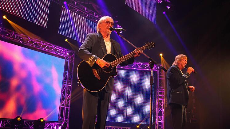 Die Lichttechnik suchte ihresgleichen: Karl-Heinz Ulrich und Bernd Ulrich begeisterten bei ihrem Konzert in er Dr.-Stammberger-Halle . Foto: Sonny Adam