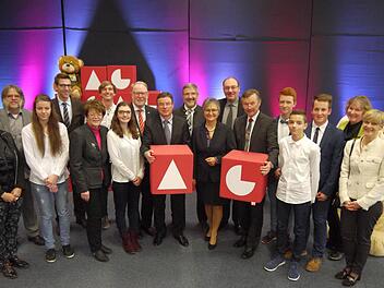 Herzlicher Empfang durch die Schulfamilie am Neustadter Arnold-Gymnasium: Ihre beiden Vorgänger, Karlheinz Schoofs und Wolfgang Oswald, nehmen Ursula Kick-Bernklau in die Mitte und wünschen ihr erfolgreiches Wirken der Neustadter Vorzeige-Schule. Foto: Berthold Köhler