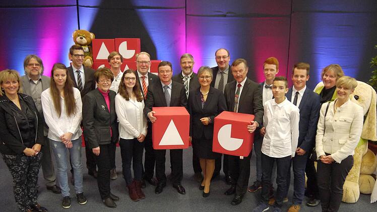 Herzlicher Empfang durch die Schulfamilie am Neustadter Arnold-Gymnasium: Ihre beiden Vorgänger, Karlheinz Schoofs und Wolfgang Oswald, nehmen Ursula Kick-Bernklau in die Mitte und wünschen ihr erfolgreiches Wirken der Neustadter Vorzeige-Schule. Foto: Berthold Köhler