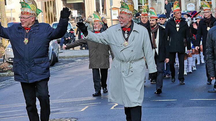 Bei Sonnenschein tanzen, schunkeln und singen kleine und große Narren beim "Faschingsfez" auf dem Anger. Nicht nur die Organisatoren freut's. Foto: Dieter Britz