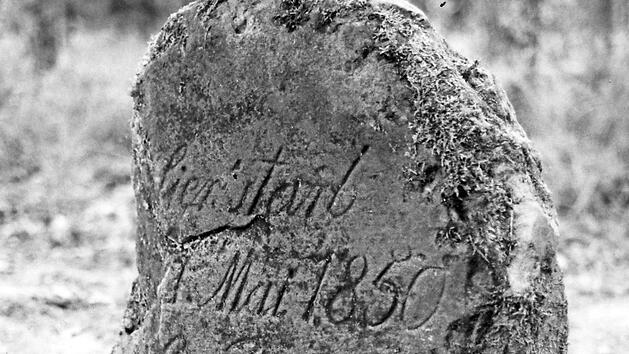 Der wieder aufgestellte Gedenkstein für den ermordeten Gg. Büttner in nächster Nähe der Landesgrenze Bayern/Thüringen Fotos: K.D. Zeutschel; Archiv R. Graf