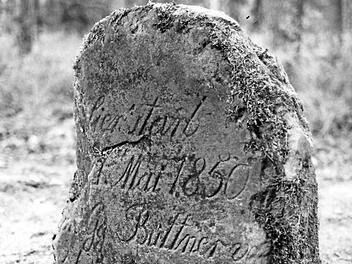 Der wieder aufgestellte Gedenkstein für den ermordeten Gg. Büttner in nächster Nähe der Landesgrenze Bayern/Thüringen Fotos: K.D. Zeutschel; Archiv R. Graf