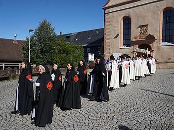 Die Mitglieder des Ritterordens vom Heiligen Grab zu Jerusalem kamen zum Fest Kreuzerhöhung zum Kreuzberg, nahmen am Gottesdienst und der anschließenden Prozession teil. Marion Eckert