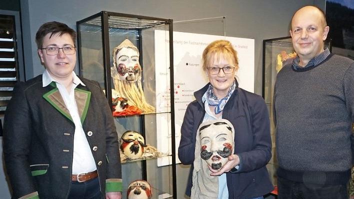 Bis Aschermittwoch wird die Ausstellung "Buntes Treiben - Masken aus der Rhön" im Biosphären-Infozentrum "Haus der Langen Rhön" zu sehen sein. Das Bild zeigt von links: Bürgermeisterin Birgit Erb, Dr. Astrid Hedrich-Scherpf und Michael Dohrmann.  Foto: Marion Eckert