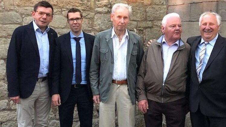 Die Vorstandsmitglieder Armin Warmuth und Marco Lummel (von links) sowie Reiner Reuß (rechts) verabschieden die Aufsichtsratsmitglieder Walter Selig und Leonhard Schiffermüller. Jasmin Lummel