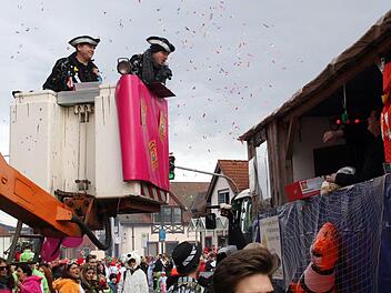 Bernd Maienschein (links) und Richard Röder moderierten den Faschingszug im Jahre 2018 von einer Hebebühne und war somit nah dran. Dieses Jahr findet der Umzug am Samstag, 15. Februar, und 14.11 statt. Archivfoto: Steffen Vetter