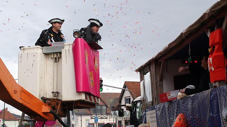 Bernd Maienschein (links) und Richard Röder moderierten den Faschingszug im Jahre 2018 von einer Hebebühne und war somit nah dran. Dieses Jahr findet der Umzug am Samstag, 15. Februar, und 14.11 statt. Archivfoto: Steffen Vetter