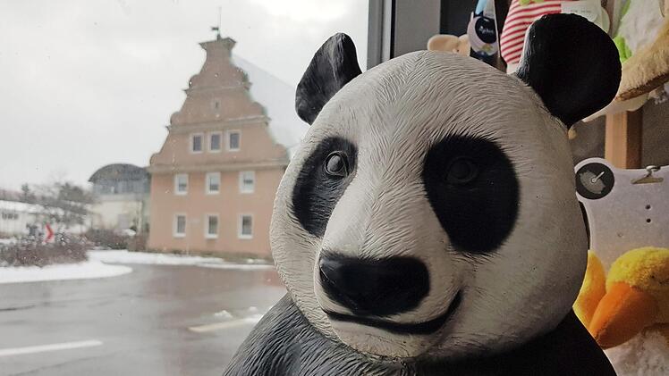 Der wohl professionellste Panda in einem Schaufenster in der Bahnhofstraße
