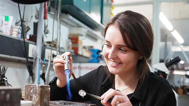 Goldschmiedemeisterin Steffi Stahl bei der Bearbeitung eines Kettenanh&auml;ngers im Juwelierbetrieb ihrer Familie.