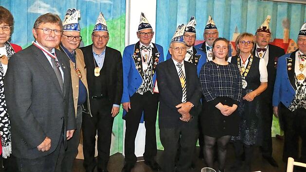 Ehrungen nahm Vizepräsident Norbert Schober vom Fastnacht-Verbandes-Franken vor: von links Susann Biedefeld, Edwin Jungkunz, Lothar Seyfferth, Thomas Nagel, Franz Besold. Werner Kalb, Michael Zapf, Steffen Meyer, Anna Sachs, Sitzungspräsidentin C...
