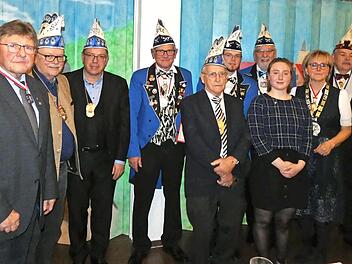 Ehrungen nahm Vizepr&auml;sident Norbert Schober vom Fastnacht-Verbandes-Franken vor: von links Susann Biedefeld, Edwin Jungkunz, Lothar Seyfferth, Thomas Nagel, Franz Besold. Werner Kalb, Michael Zapf, Steffen Meyer, Anna Sachs, Sitzungspr&auml;sidentin C...