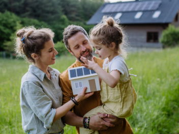 Nachhaltiges Haus bauen: Das gibt es zu Baustoffen, Energiequellen und Co. zu beachten