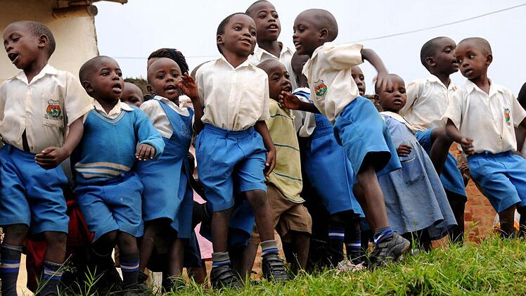 Kindergartenkinder tanzen in der Partnerpfarrei Mbirizi Foto: Stefan Reinmann