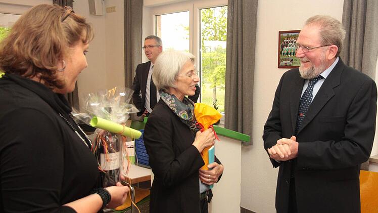 Ulrike Kratz dankt dem ehemaligen Bürgermeister.