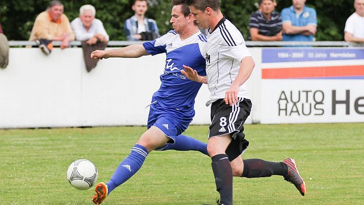 Mit viel Druck bauten die Frohnlacher Stürmer, hier Kevin Hartmann (blau) gegen Nils Firnschild, auf. Foto: Heinrich Weiß