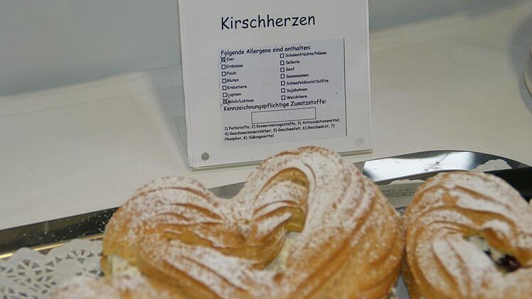 Auch das gehört seit Januar zu einem Büfett: ein gewisser Katalog an Allergenen ist auszuweisen. In den leckeren Kirsch-Herzen stecken Eier im Brandteig und Laktose in der Schlagsahne.  Foto: Sabine Weinbeer