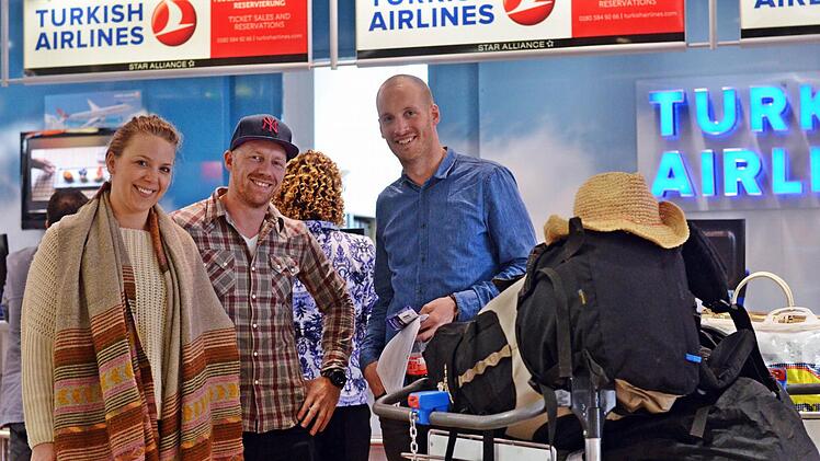 Vorläufig in Nürnberg gestrandet: Kim, Tim und Tijmen wollten via Düsseldorf nach Istanbul und dann weiter nach Nigeria. Foto: Nikolas Pelke