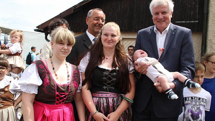 Der kleine Peter Alexander war der jüngste Besucher des Festes, der sich mit dem Bayerischen Ministerpräsidenten Horst Seehofer fotografieren ließ.  Foto: Gerda Völk