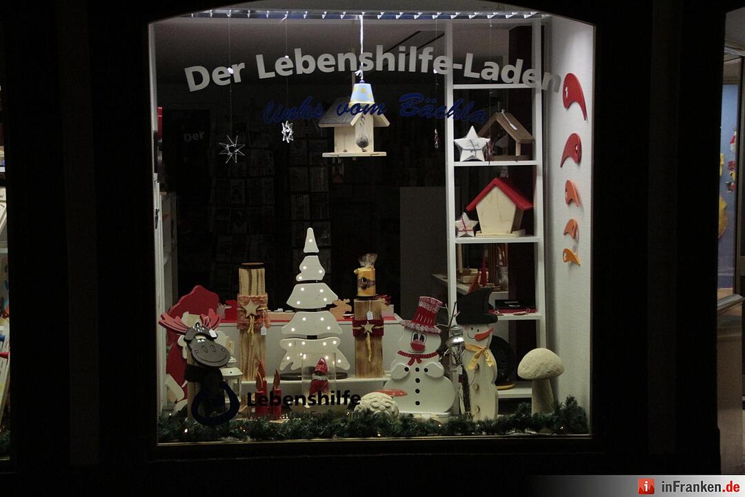 Das erste Fenster des Forchheimer Adventskalenders wurde von Weihnachtsengel Petra geöffnet.