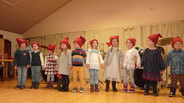 Die Kinder der musikalischen Früherziehung sorgten unter der Leitung von Julia Fischer für einen herzlichen Auftakt.  Foto: Gerd Fleischmann