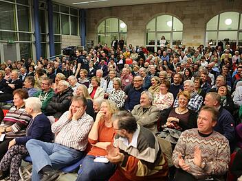 Die Zuhörer informierten sich nicht nur, sie fühlten sich sichtlich auch unterhalten. Foto: Barbara Herbst