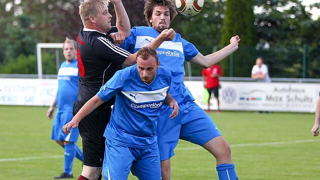 Mit einem Kantersieg in Ziegelerden zog der VfR Johannisthal, im Bild mit Fabian H&ouml;fner (links), in die zweite Pokalrunde ein. N&auml;chster Gegner der "Korbmacher" ist der FC Wacker Haig.  Foto: Heinrich Wei&szlig;