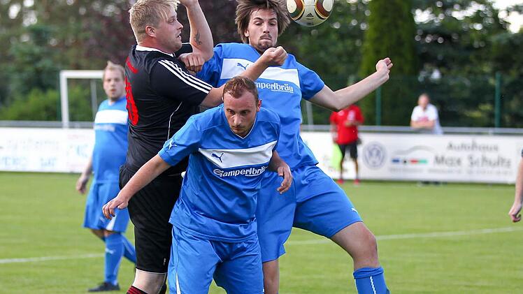 Mit einem Kantersieg in Ziegelerden zog der VfR Johannisthal, im Bild mit Fabian Höfner (links), in die zweite Pokalrunde ein. Nächster Gegner der "Korbmacher" ist der FC Wacker Haig.  Foto: Heinrich Weiß