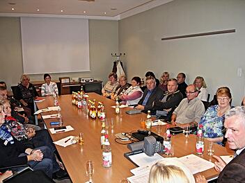 Wo sonst die Ausschüsse des Stadtrates von Ebern tagen, im kleinen Sitzungssaal der Verwaltungsgemeinschaft, fand eine Aussprache der Seniorenleiter mit Bürgermeister Jürgen Hennemann (vorne rechts) und der Seniorenbeauftragten im Stadtrat, Isabell Kuhn, statt. Foto: Helmut Will