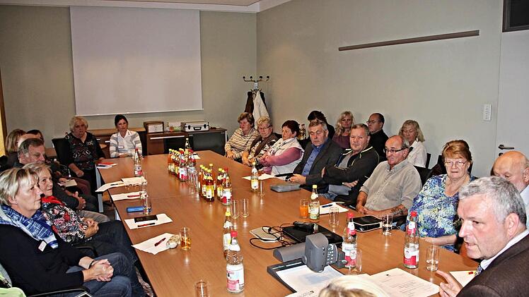 Wo sonst die Ausschüsse des Stadtrates von Ebern tagen, im kleinen Sitzungssaal der Verwaltungsgemeinschaft, fand eine Aussprache der Seniorenleiter mit Bürgermeister Jürgen Hennemann (vorne rechts) und der Seniorenbeauftragten im Stadtrat, Isabell Kuhn, statt. Foto: Helmut Will