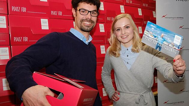 Thomas Bux und Christina Ldwein von der Firma planemos aus Erlangen mit Willkommenspaket und Welcome Card. Alle Fotos: Nikolas Pelke