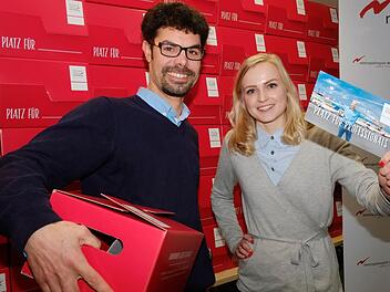 Thomas Bux und Christina Ldwein von der Firma planemos aus Erlangen mit Willkommenspaket und Welcome Card. Alle Fotos: Nikolas Pelke