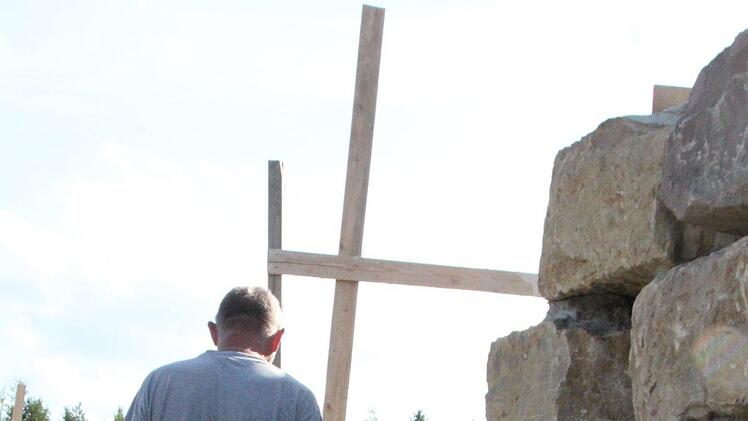 So hoch ist die Mauer bereits. Eigentlich dürfte das Unternehmen ohne genehmigten Bauantrag nur einen halben Meter hoch bauen. Foto: Ulrike Müller