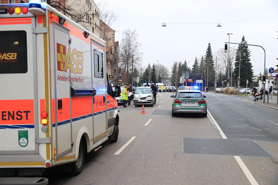 14-Jähriger in Nürnberg von Auto erfasst - Junge schwebt in Lebensgefahr