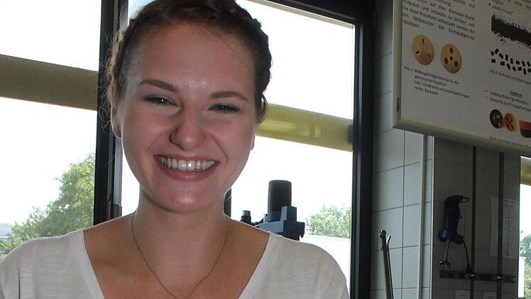 Julia Gerauer hat f&uuml;r einen Kautabakhersteller kleine Pellets zum Kauen kreiert. Die Finger der Konsumenten werden nicht mehr braun. Foto: Sonny Adam