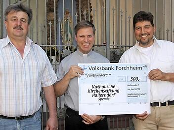 Kassier Johannes Seuberth (rechts) und Zweiter Vorsitzender Alfred Dormann (links) von der Jagdgenossenschaft "Hallerndorf I" mit Pfarrer Matthias Steffel vor der Mariengrotte  Foto: Mathias Erlwein