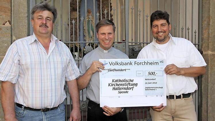 Kassier Johannes Seuberth (rechts) und Zweiter Vorsitzender Alfred Dormann (links) von der Jagdgenossenschaft "Hallerndorf I" mit Pfarrer Matthias Steffel vor der Mariengrotte  Foto: Mathias Erlwein