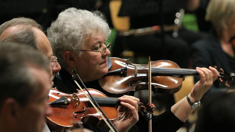 Viel Beifall gab es in Neustadt für die Uraufführung der 2. Sinfonie des in Ahorn lebenden Komponisten Gerhard Deutschmann. Umjubelte Solistin beim Konzert der Musikfreunde unter Leitung von Hans Stähli war die Cellistin  Hanna Pyrozhkova.Foto: Jochen Berger