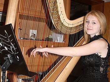 Saskia Scheffold hat zu Hause die Harfenpassage einstudiert. Eigentlich handelte es sich nur um eine Statistenrolle, doch dann wurde sie ausgeweitet und auch schauspielerische Elemente sind gefragt. Foto: Sonny Adam