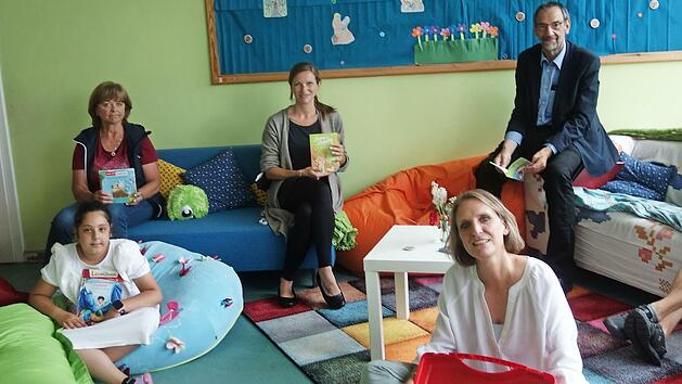Der Startschuss zum Leseclub in der Melchior-Franck-Schule (von links): Kyria, Miray, Sonja Roßmann, Lisa Buck, Susanne Thaler, Thomas Nowak, Astrid Hess