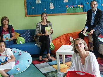 Der Startschuss zum Leseclub in der Melchior-Franck-Schule (von links): Kyria, Miray, Sonja Roßmann, Lisa Buck, Susanne Thaler, Thomas Nowak, Astrid Hess