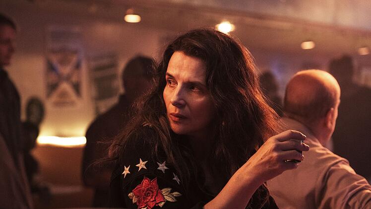Sally (Juliette Binoche) bekämpft ihre Ängste und Einsamkeit oft mit Alkohol in finsteren Fernfahrer-Kneipen.