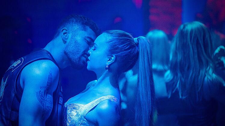 Carlotta (Lea Zo&euml; Voss) begibt sich Undercover ins Rockermilieu und n&auml;hert sich dort Mo (Mohamed Kanj Khamis) an.