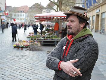 Skeptischer Blick: Straßenmusiker Moritz Rabe an einem seiner Stammplätze in der Bamberger Fußgängerzone Foto: Ronald Rinklef