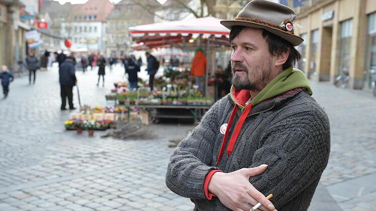 Skeptischer Blick: Straßenmusiker Moritz Rabe an einem seiner Stammplätze in der Bamberger Fußgängerzone Foto: Ronald Rinklef