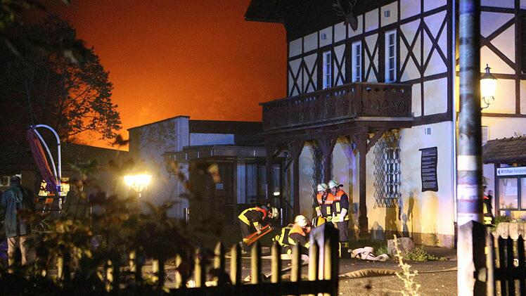 In der Nacht von Mittwoch auf Donnerstag waren rund 70 Feuerwehrleute mit den Löscharbeiten beschäftigt. Foto: News5 /Herse