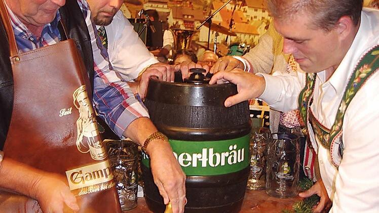 Feuchtfröhlicher-Bieranstich: Ehrenmitglied Gerhard Löffler (links) meisterte die Fassentjungferung mit Bravour. Foto: Heike Schülein