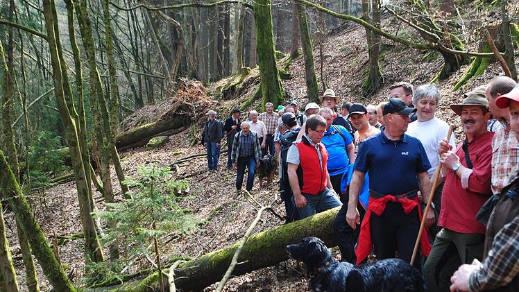 Über Stock und Stein, durch teilweise unwegsames Dickicht und alpin anmutendes Gelände führte die elf Kilometer lange Grenztour entlang Riedenbergs Gemarkungsgrenze.  Fotos: Evelyn Schneider