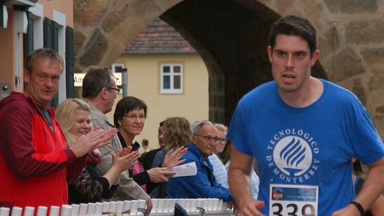Im Zielbereich durften sich die Athleten des dritten Adam-Riese-Nachtlaufs über den verdienten Beifall freuen, so auch der Hobbyläufer Patrick Ruess. Foto: Mario Deller