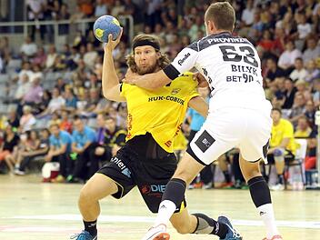 Till Riehn (mit Ball) will am Samstag als Mannschaftskapitän voran gehen und mit seinen Teamkollegen den ersten Sieg sichern.  Foto: Timo Geldner